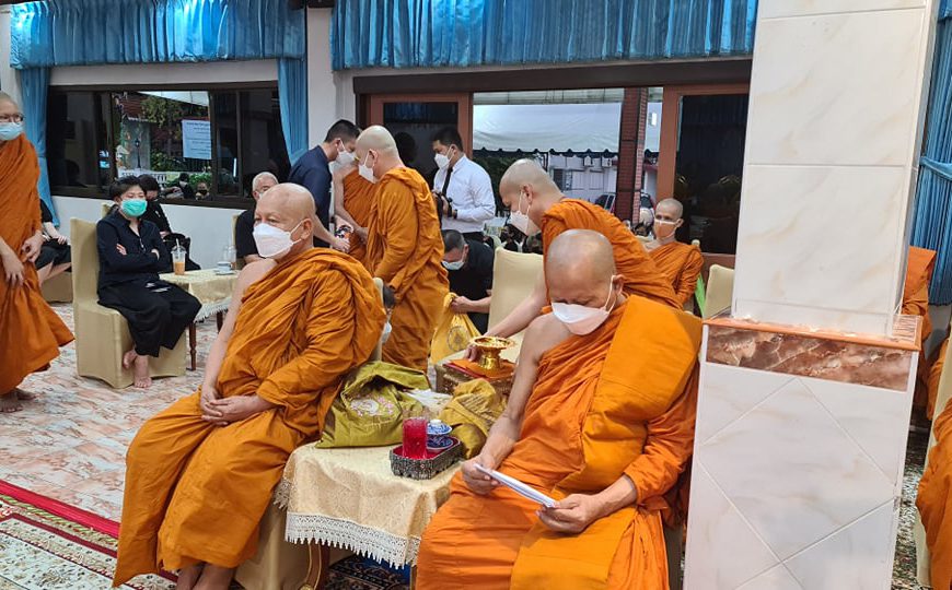 ร่วมฟังสวดพระอภิธรรมบำเพ็ญกุศลศพโยมมารดาของผู้ช่วยเจ้าอาวาสวัดอาวุธวิกสิตาราม บางพลัด กรุงเทพฯ