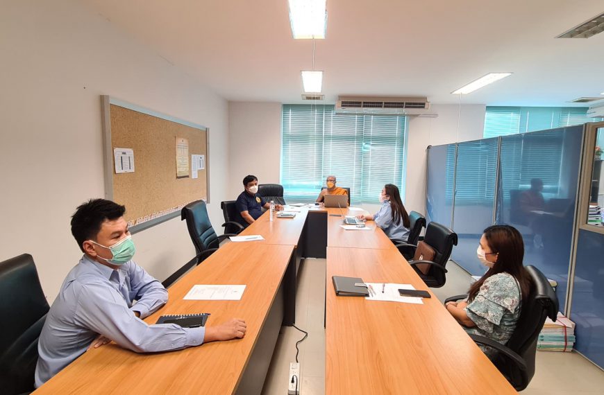 ประชุมบุคลากรในสถาบันวิจัยญาณสังวรเกี่ยวกับการเขียนประเด็นการจัดการความรู้เรื่องขอจริยธรรมวิจัยในคน