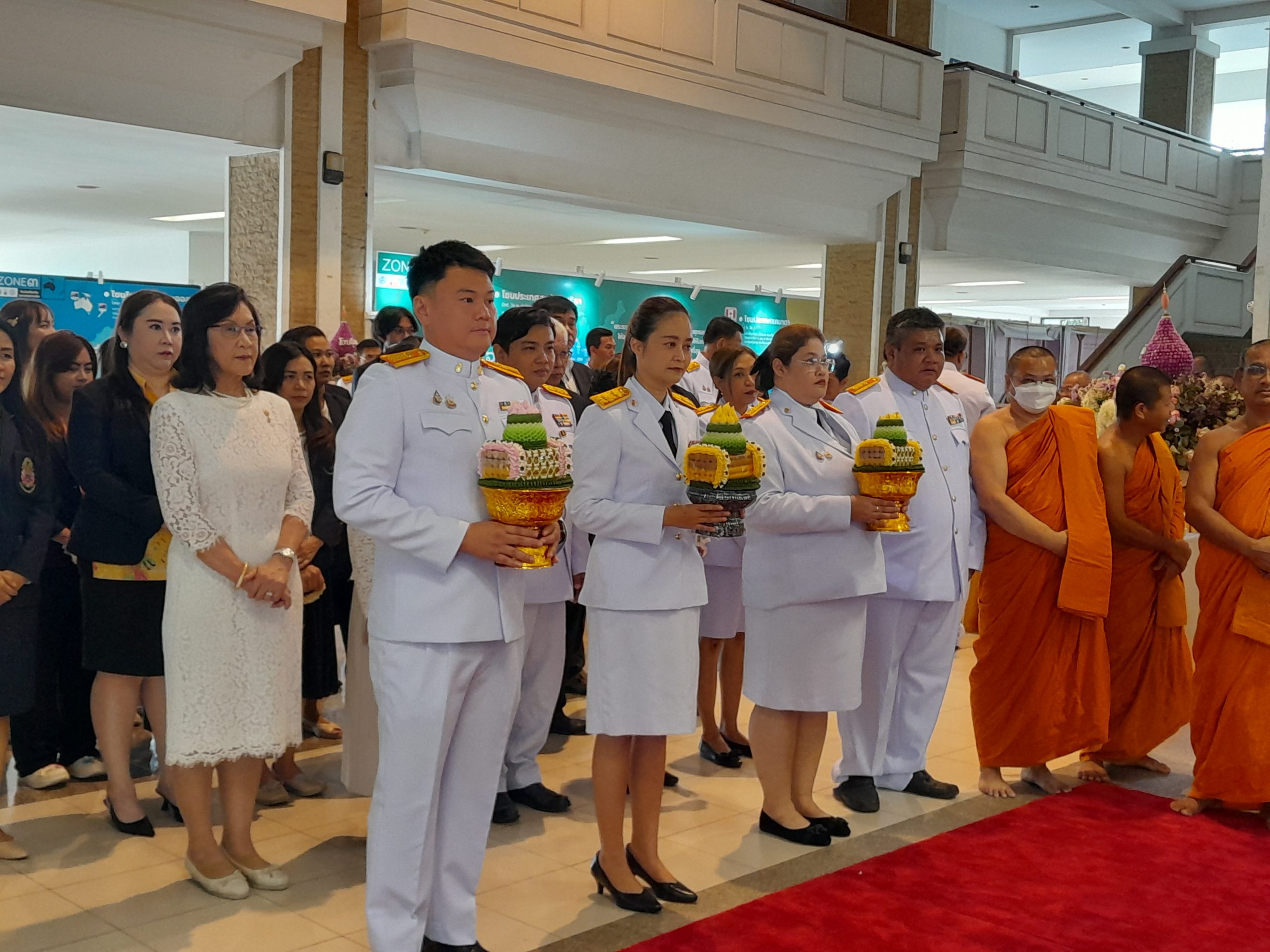 บุคลากรสถาบันวิจัยญาณสังวร เข้าร่วมกิจกรรมพิธีถวายสักการะและลงนามสักการะ เบื้องหน้าพระรูปสมเด็จพระสั…