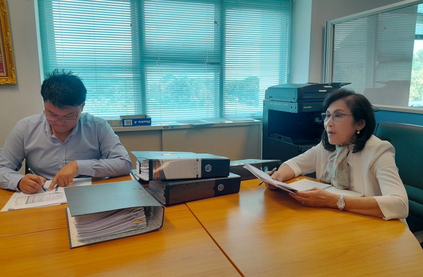 รศ.ดร.พิณสุดา สิริธรังศรี (ผู้ช่วยอธิการบดีด้านวิจัยและนวัตกรรม) เรียกประชุมสรุปงานประจำเดือน ก.ค. ๖…